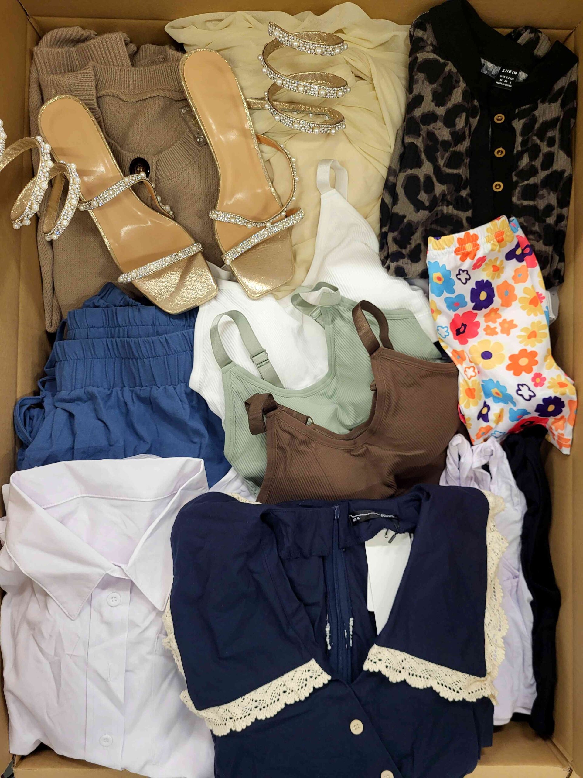 The photo shows a package with clothing in the category BSN.