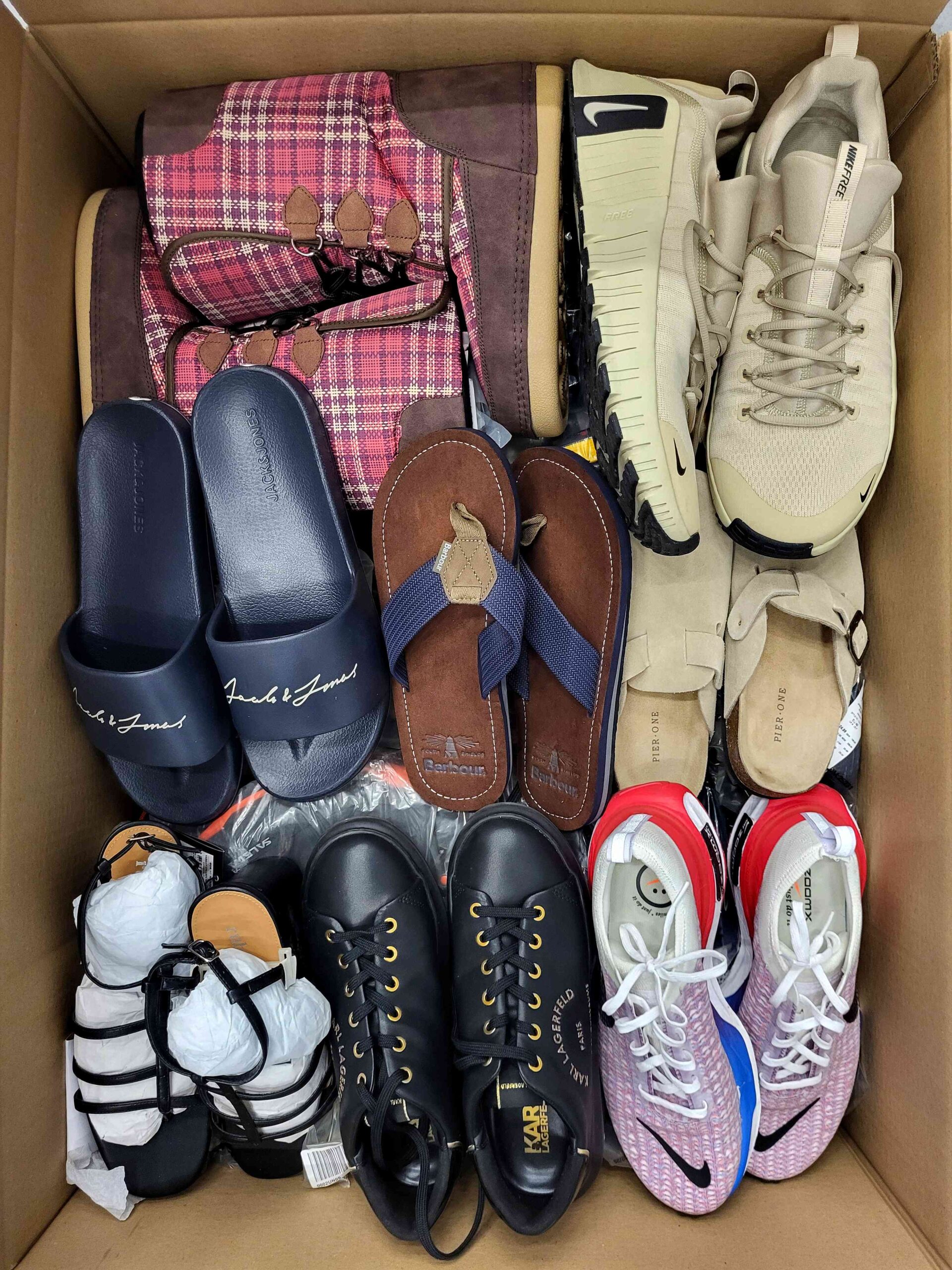 The photo shows a package with footwear in the category CSU.