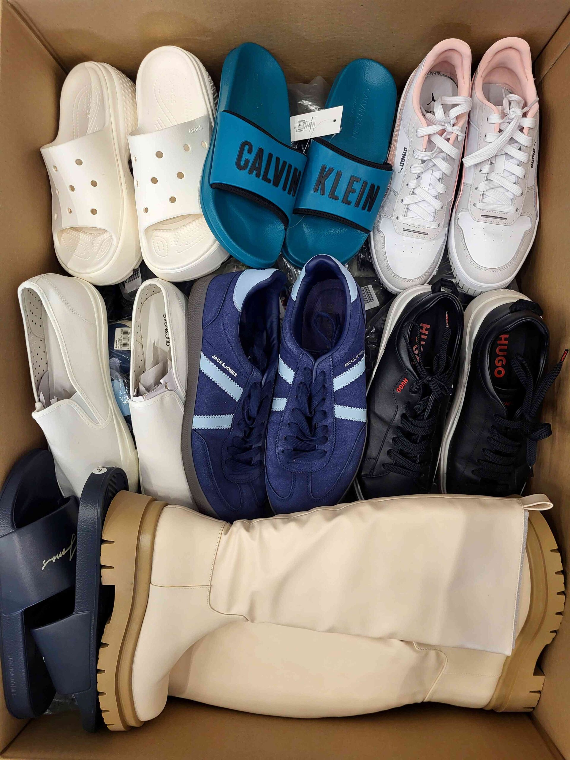 The photo shows a package with footwear in the category CSU.