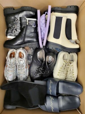 The photo shows a package with footwear in the category CSU.