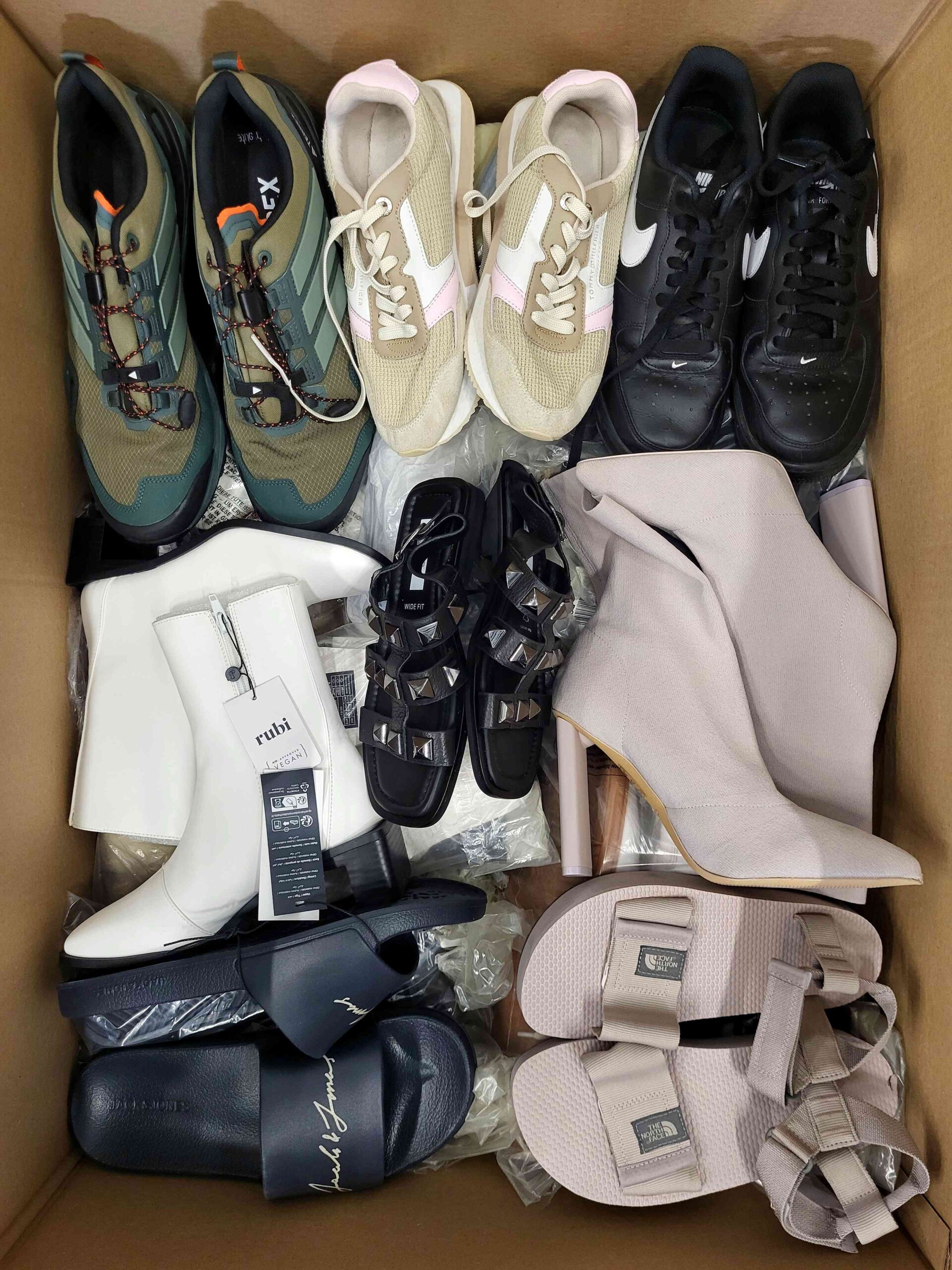The photo shows a package with footwear in the category CSU.
