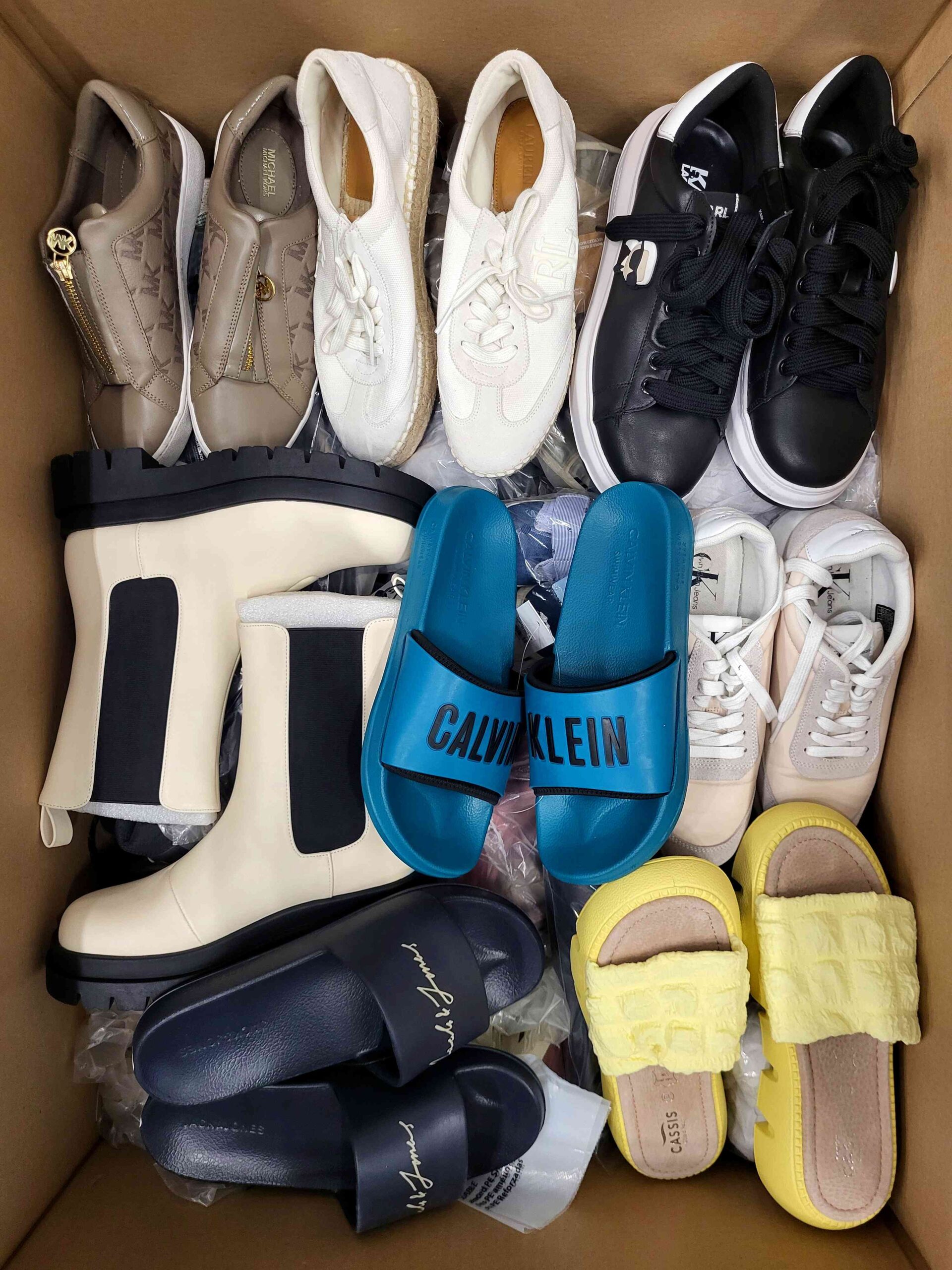 The photo shows a package with footwear in the category CSU.