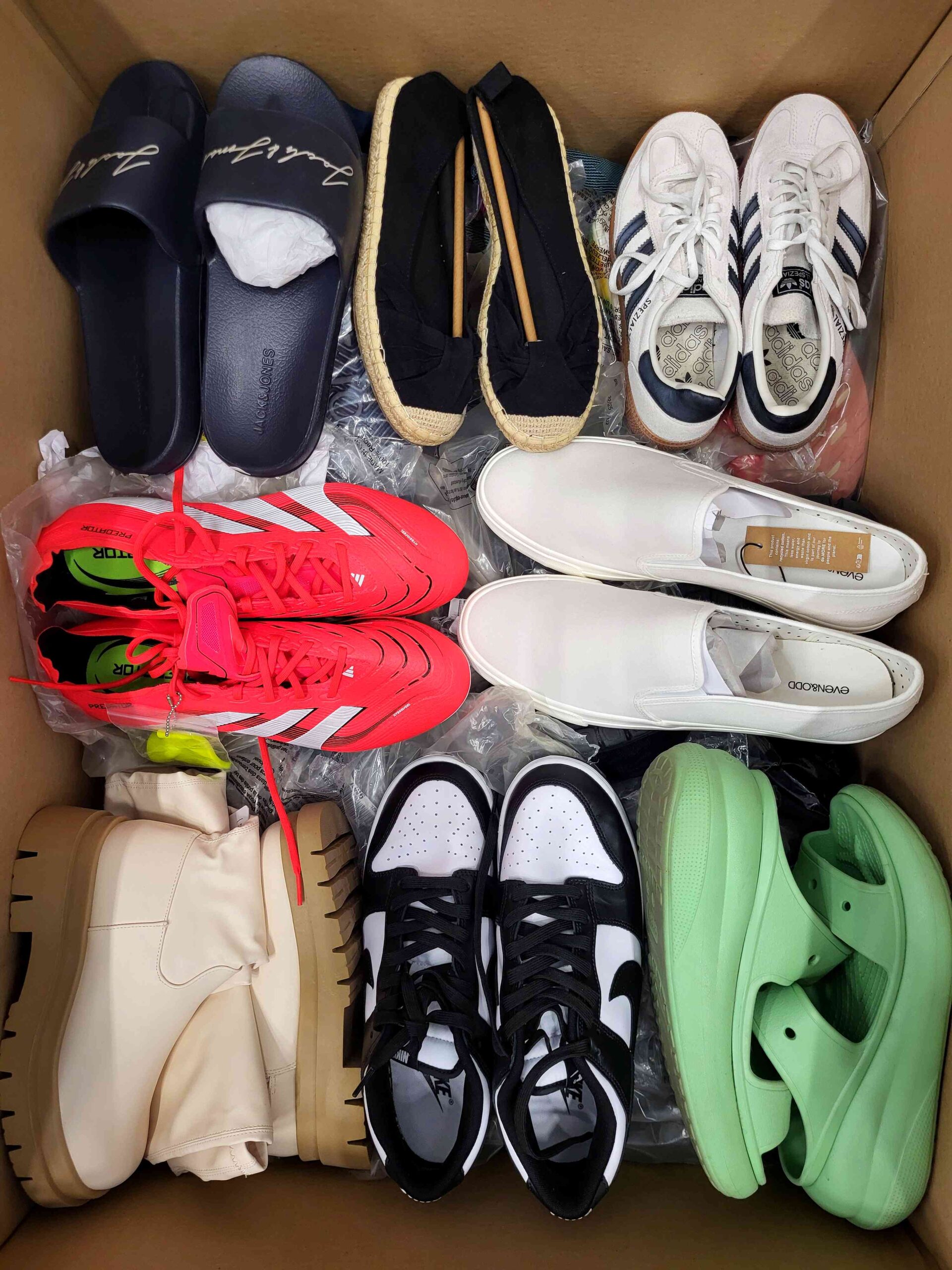 The photo shows a package with footwear in the category CSU.