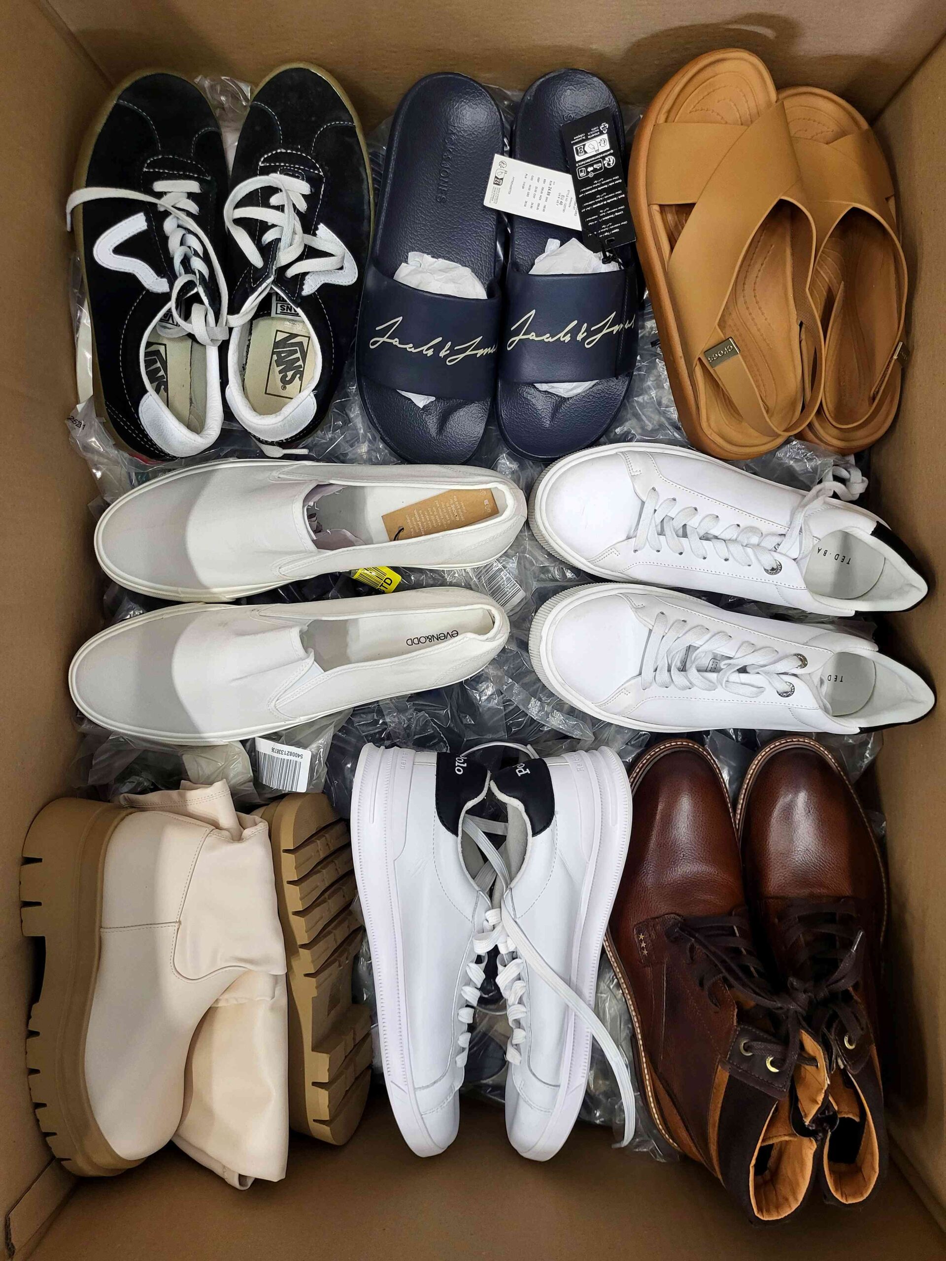 The photo shows a package with footwear in the category CSU.