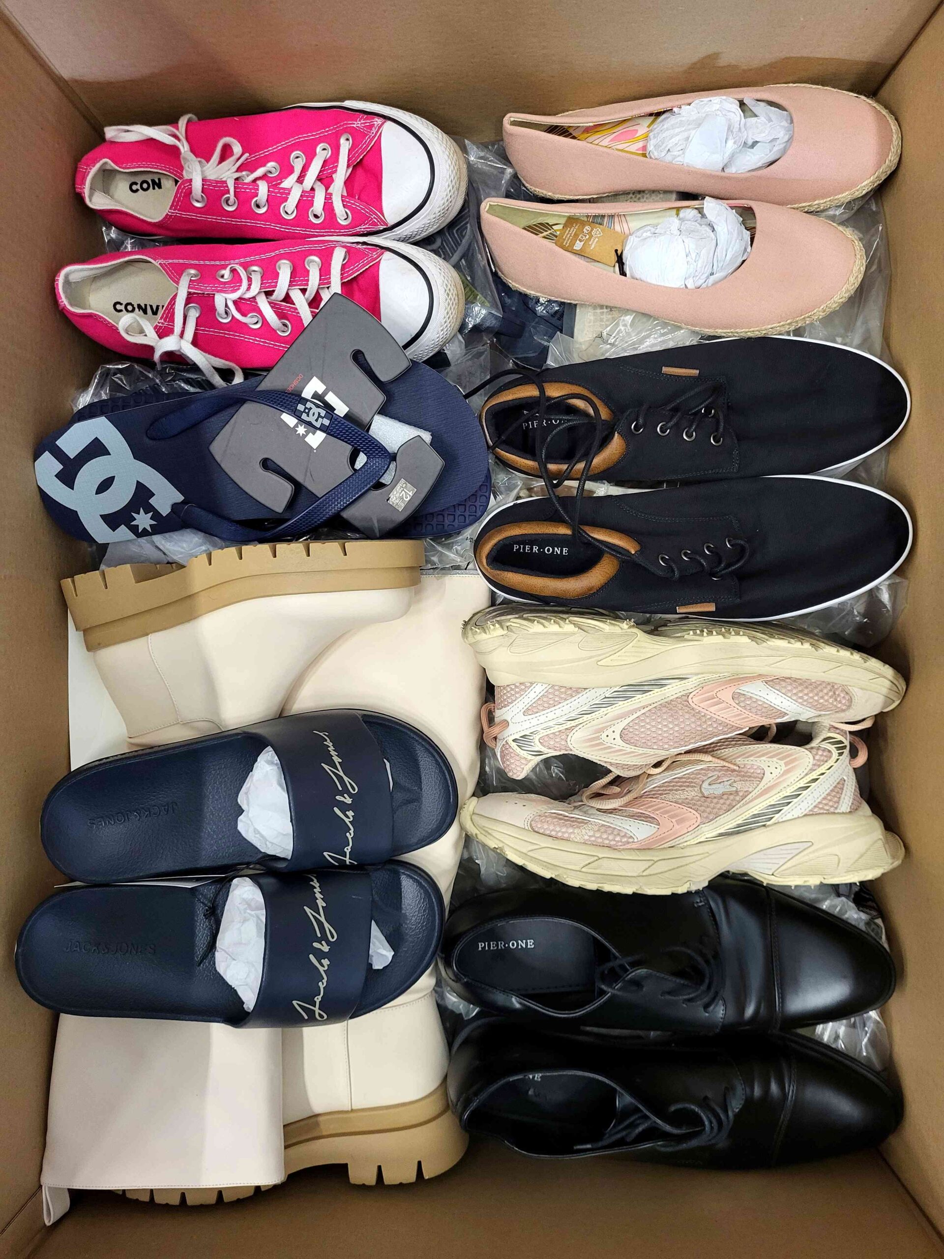 The photo shows a package with footwear in the category CSU.