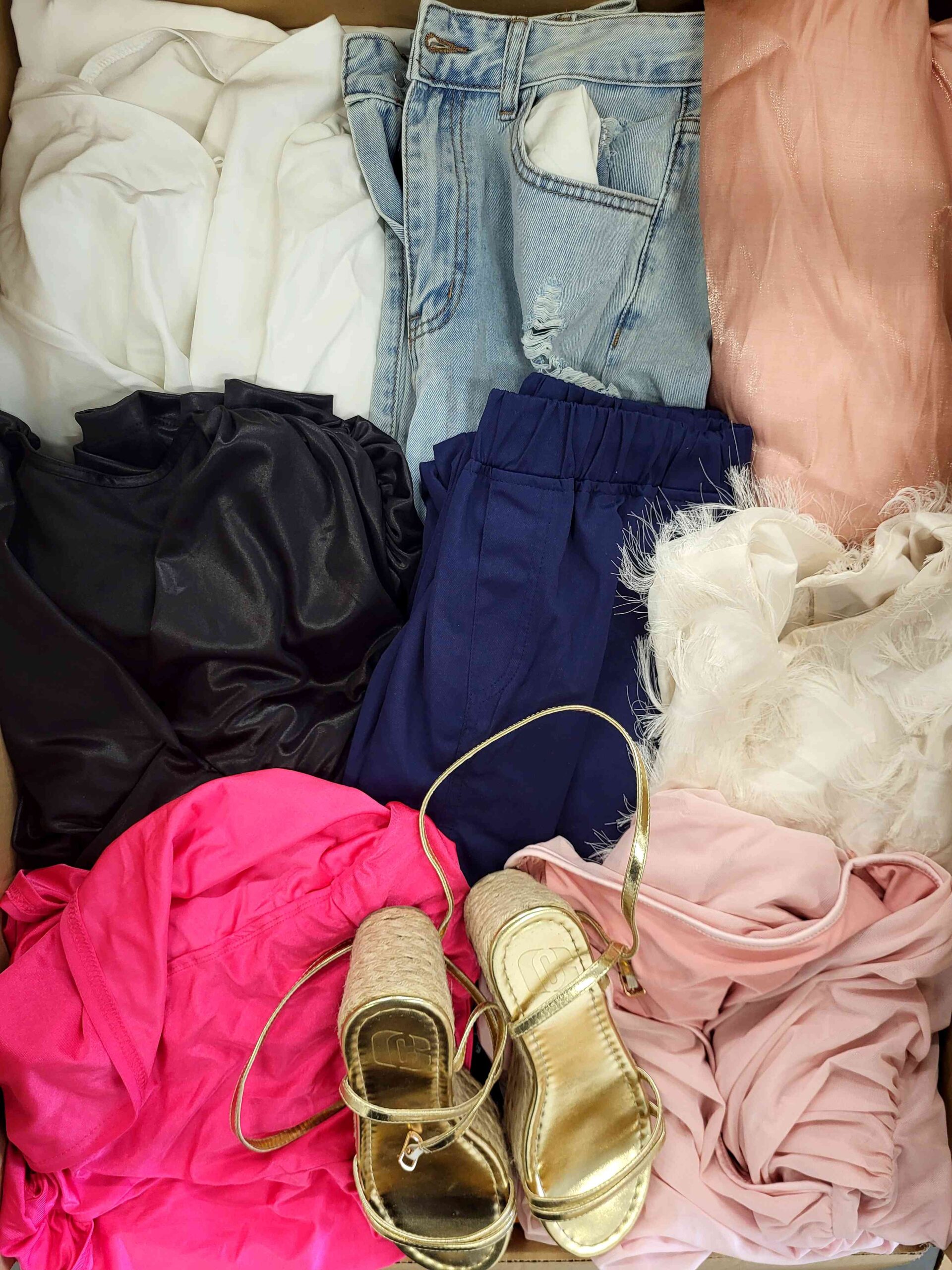 BSN1014 3 The photo shows a package with clothing in the category BSN.