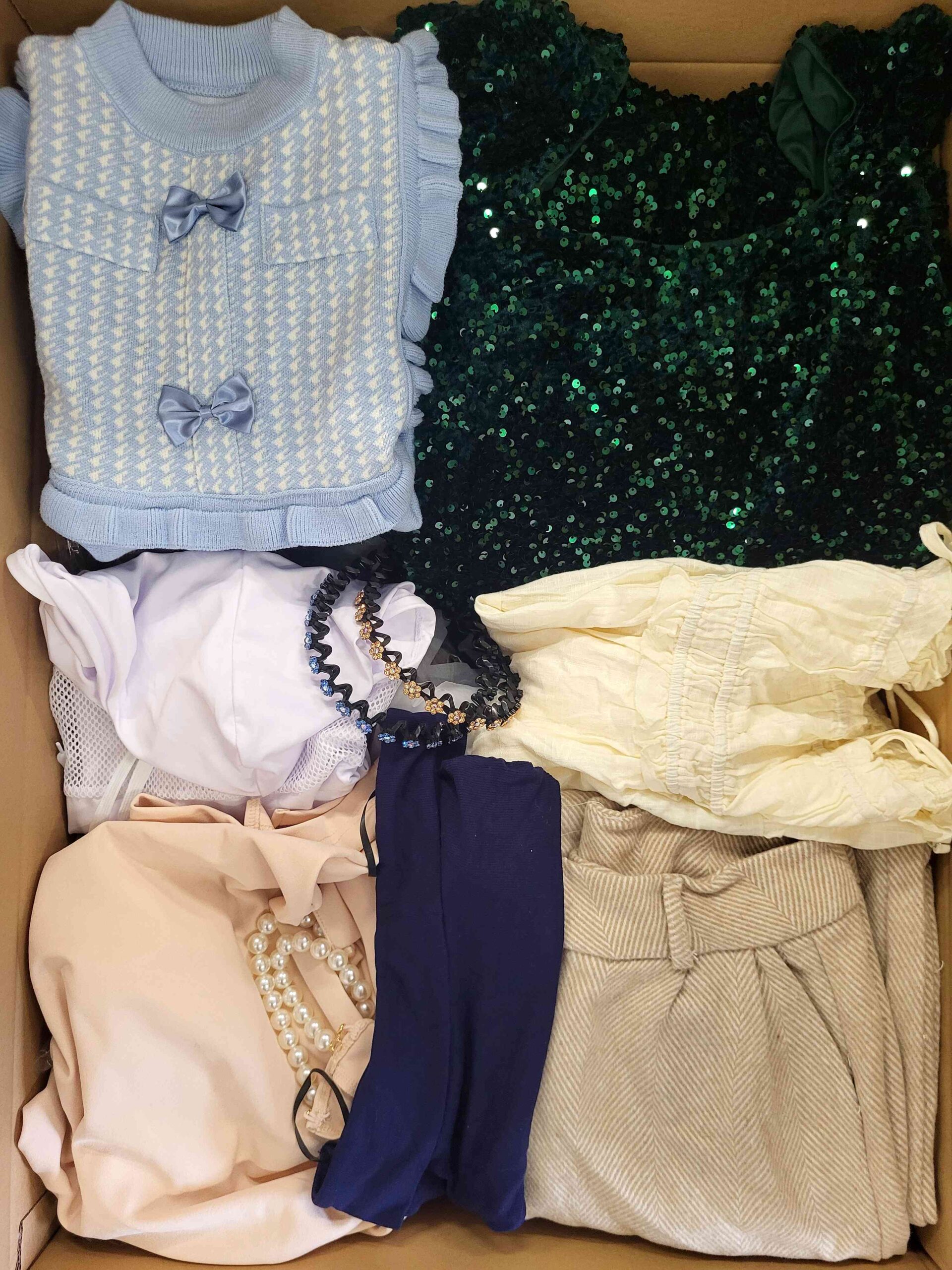 BSN1017 3 The photo shows a package with clothing in the category BSN.
