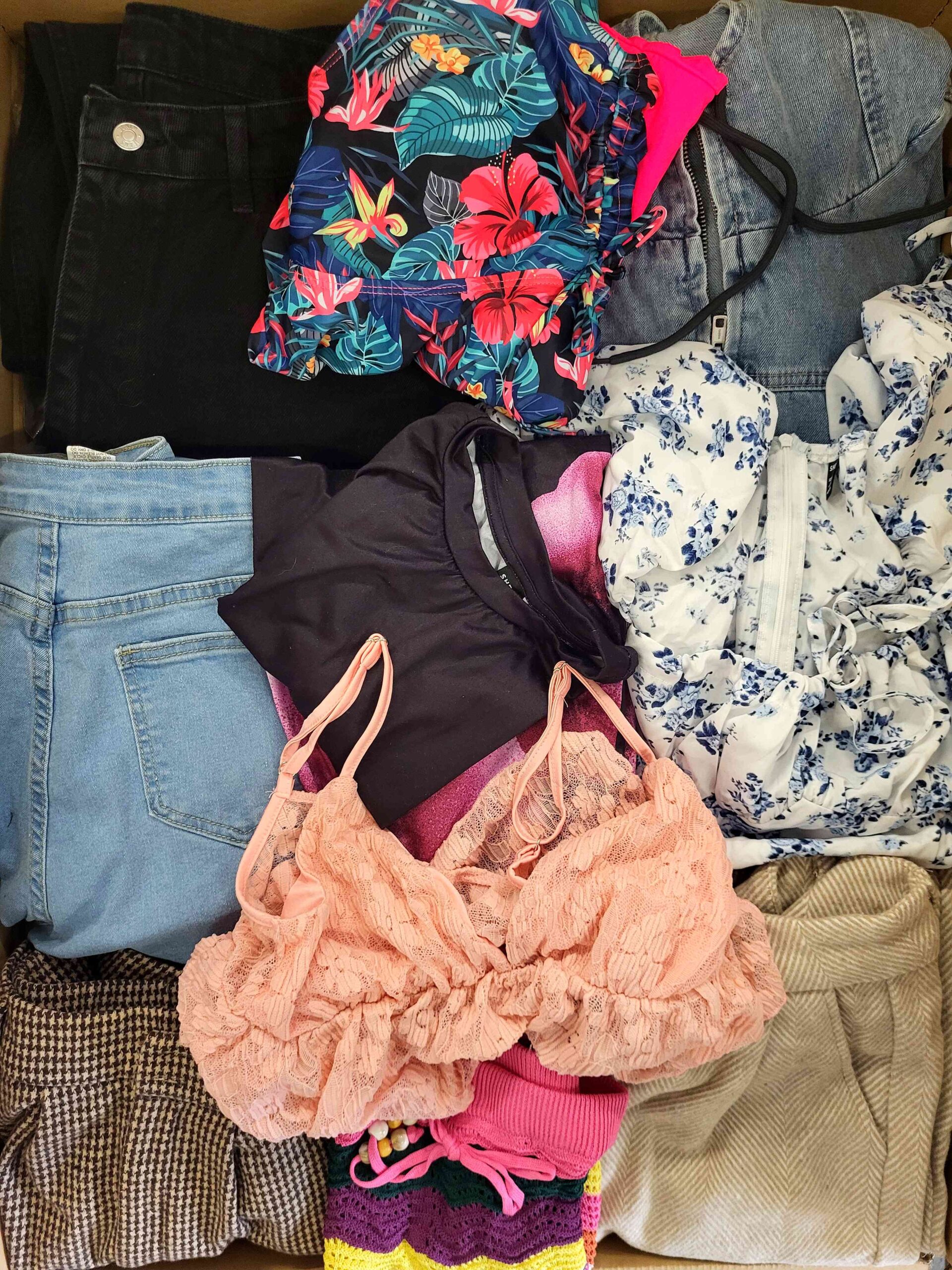 BSN1018 3 The photo shows a package with clothing in the category BSN.