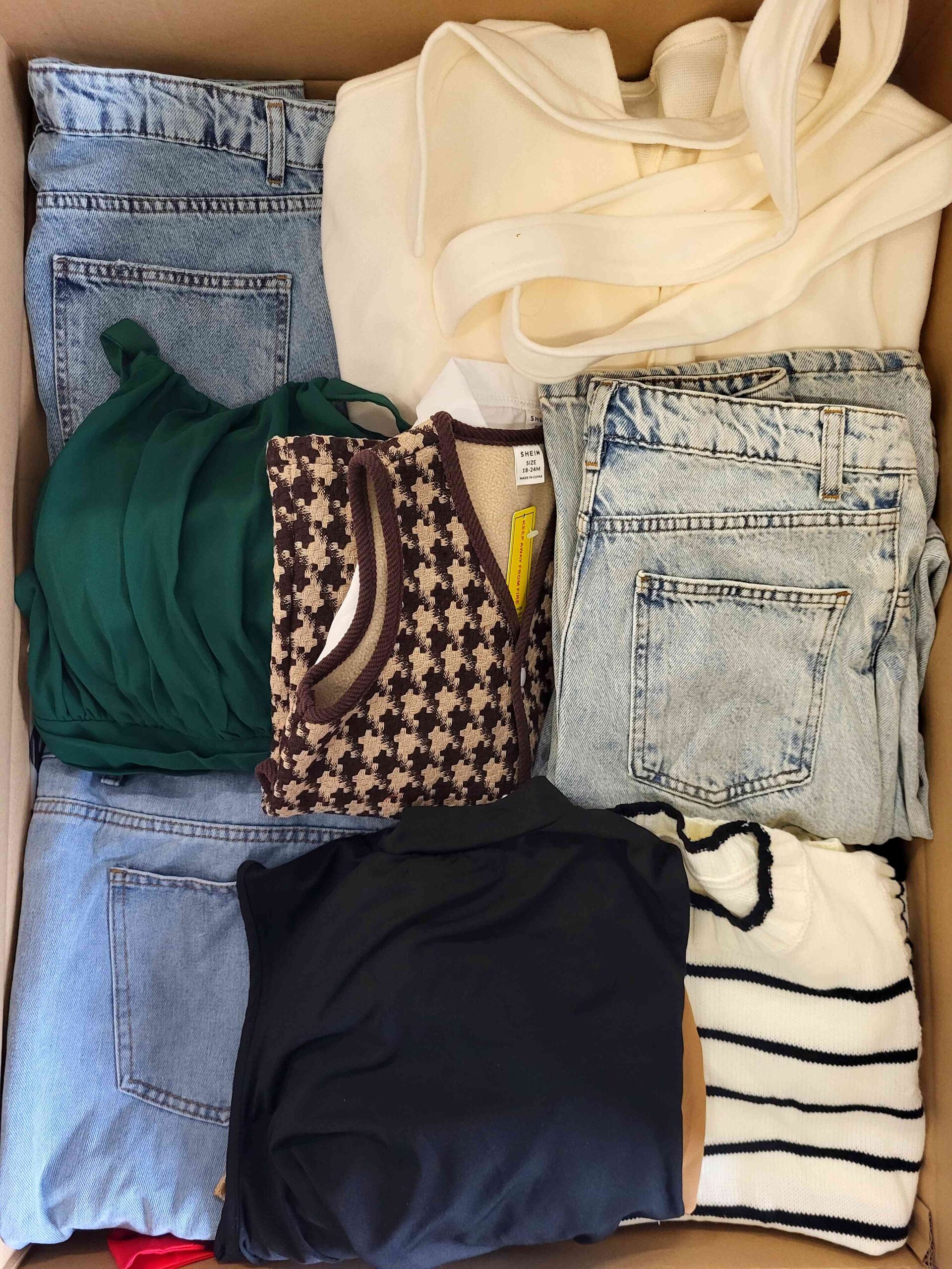 BSN1021 3 The photo shows a package with clothing in the category BSN.