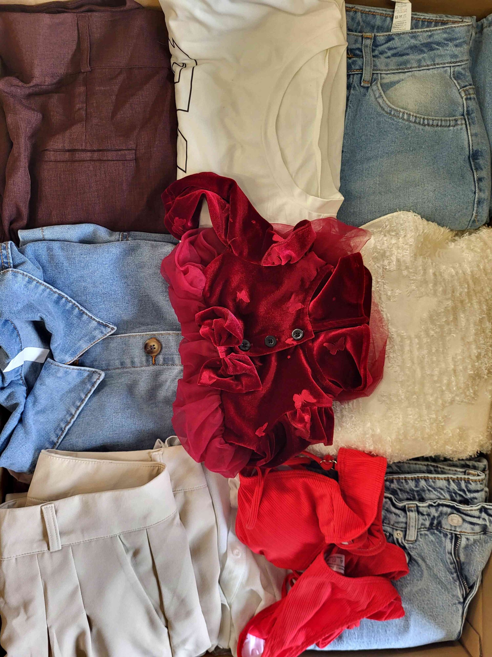 The photo shows a package with clothing in the category BSN.