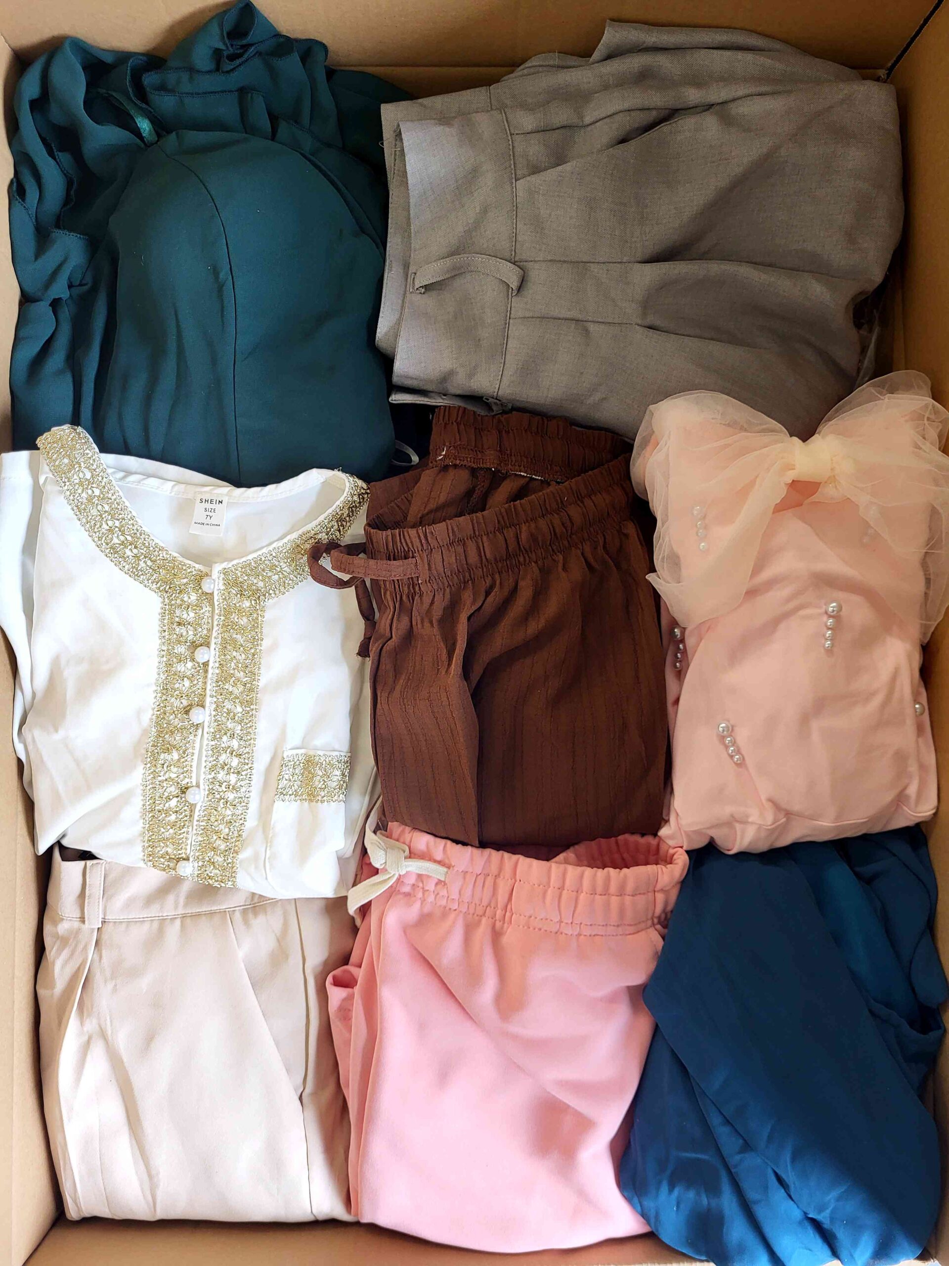 BSN1023 3 The photo shows a package with clothing in the category BSN.