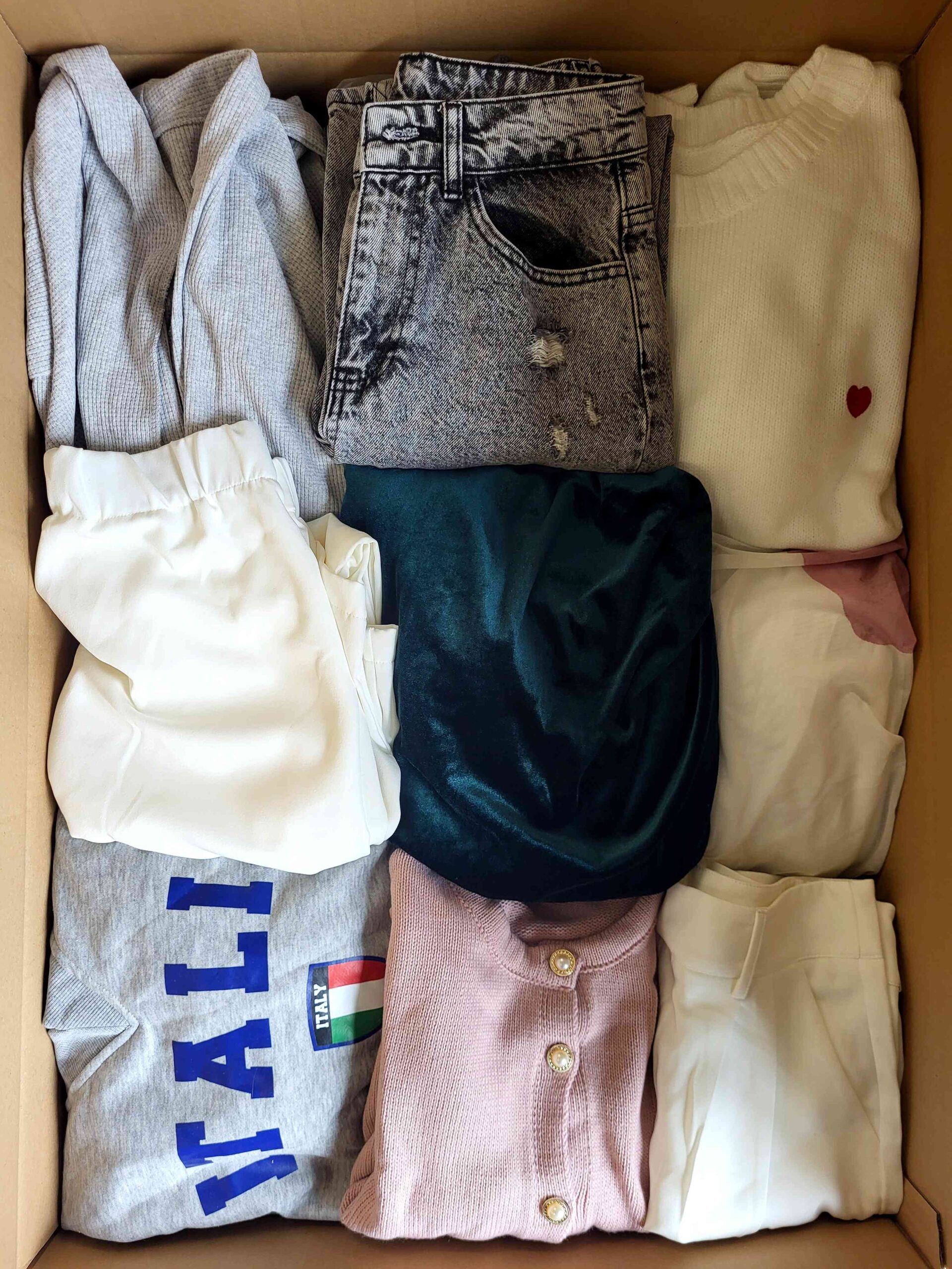 BSN1024 3 The photo shows a package with clothing in the category BSN.