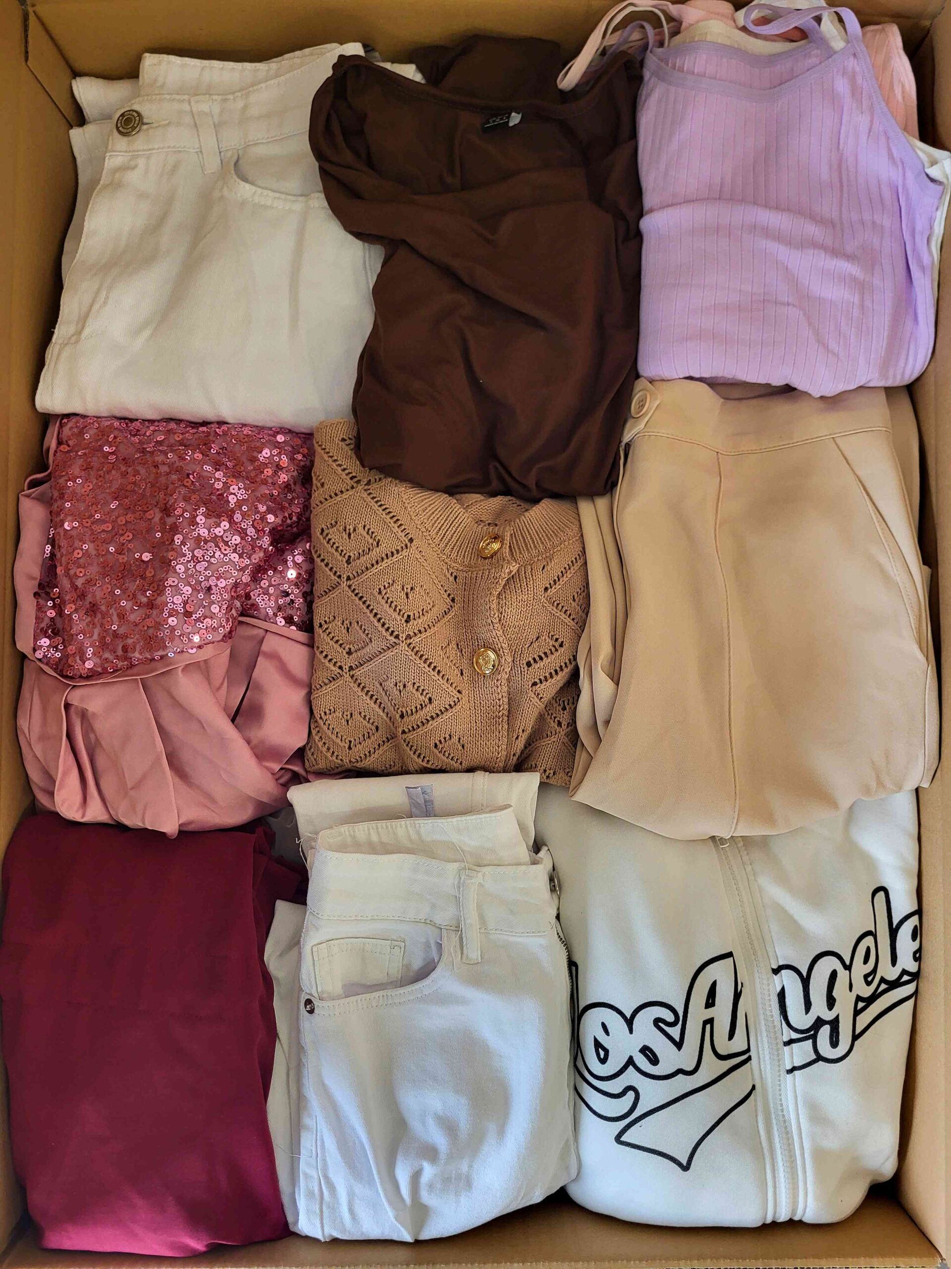 The photo shows a package with clothing in the category BSN.