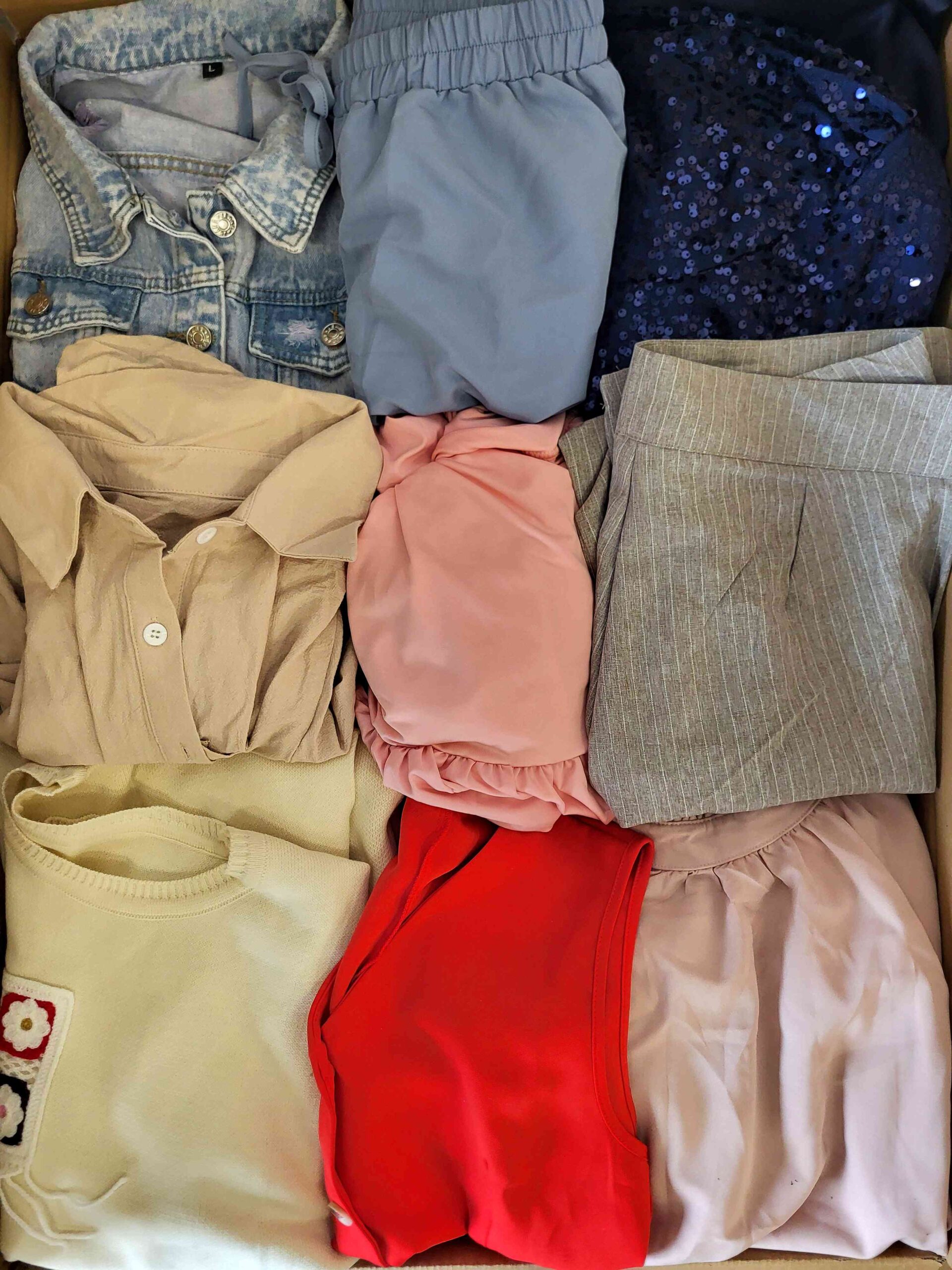 The photo shows a package with clothing in the category BSN.