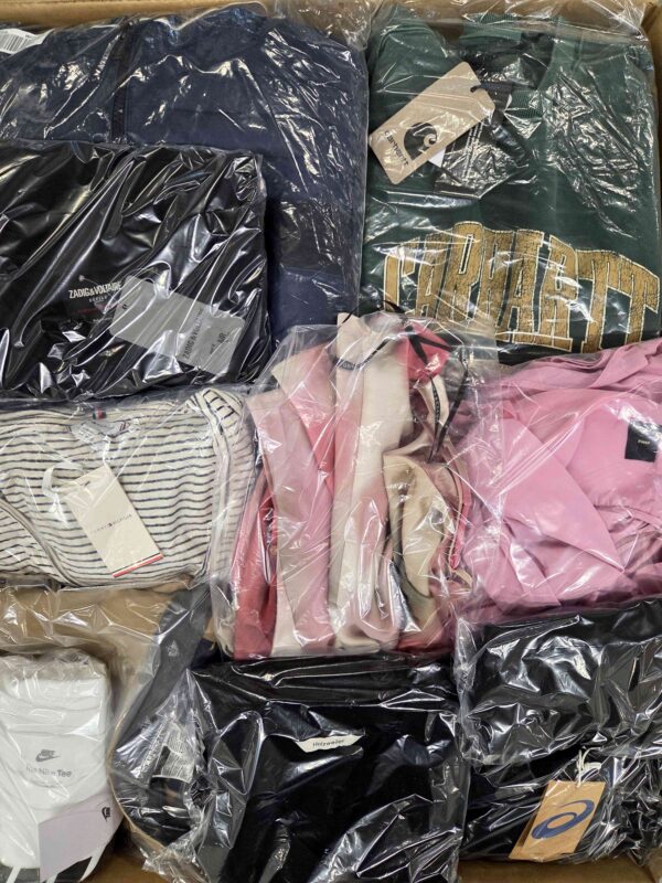 The photo shows a package with clothing in the category B.