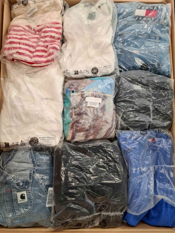 The photo shows a package with clothing in the category D.