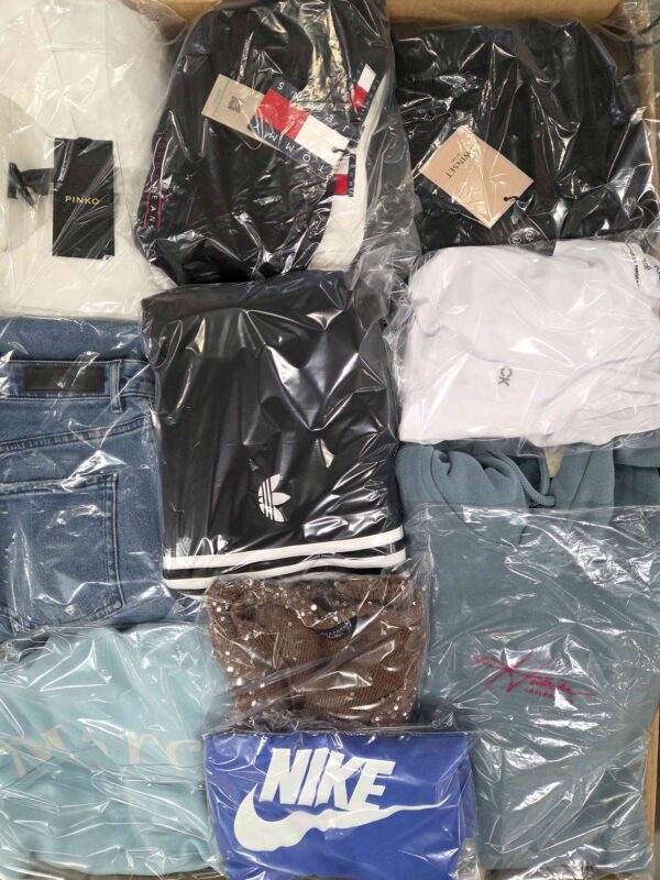 The photo shows a package with clothing in the category B.