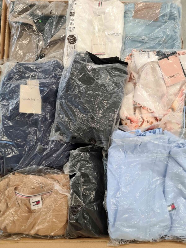 The photo shows a package with clothing in the category D.
