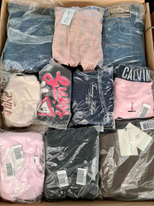 The photo shows a package with clothing in the category D.
