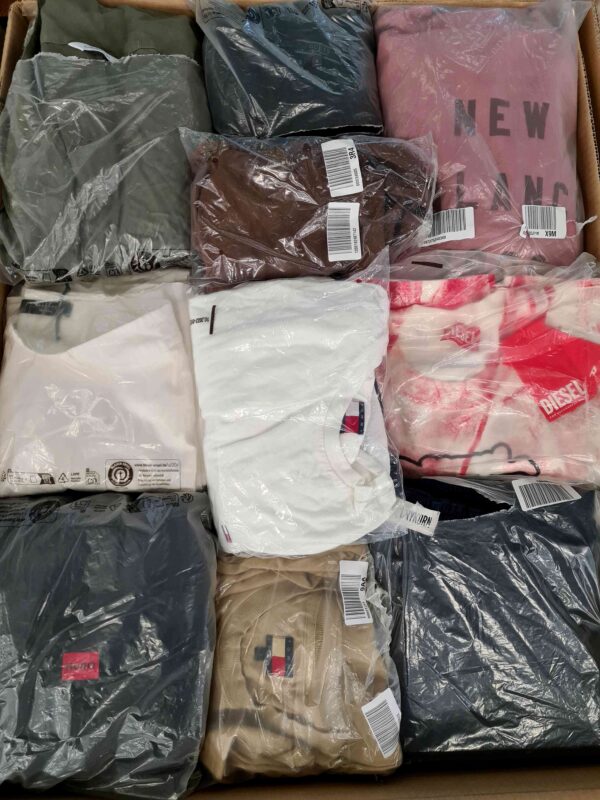 The photo shows a package with clothing in the category D.
