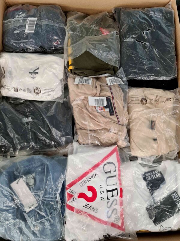 The photo shows a package with clothing in the category D.