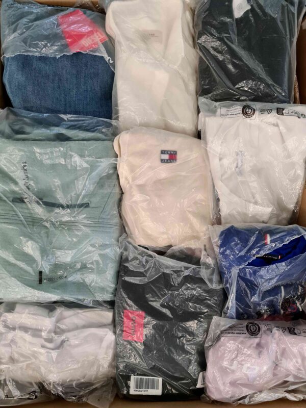 The photo shows a package with clothing in the category D.