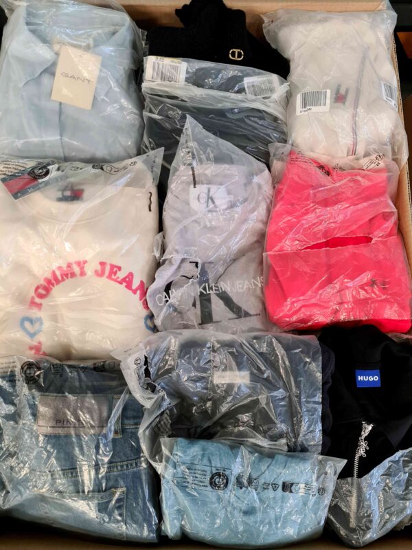 The photo shows a package with clothing in the category D.