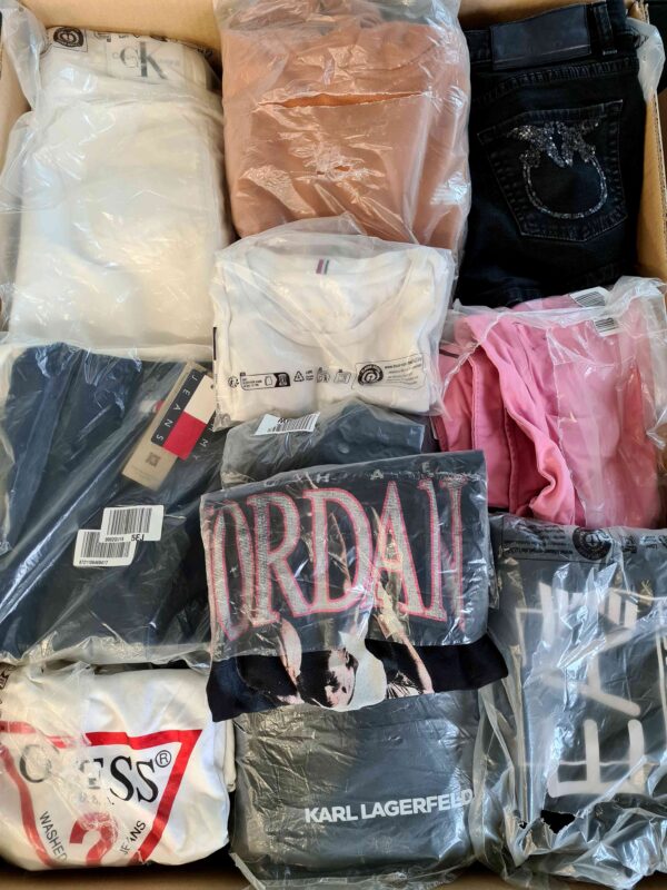The photo shows a package with clothing in the category D.