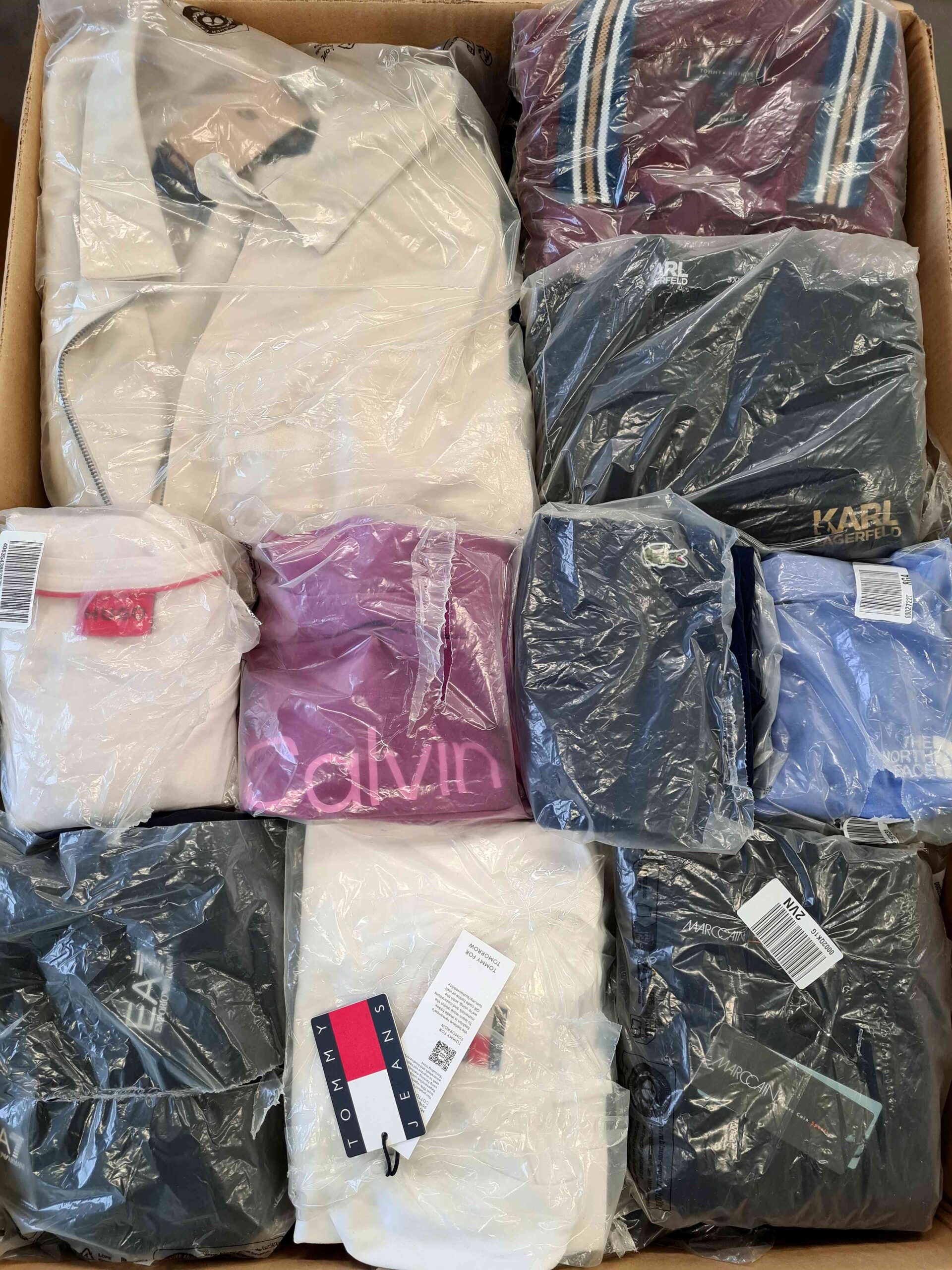 D1192 3 The photo shows a package with clothing in the category D.