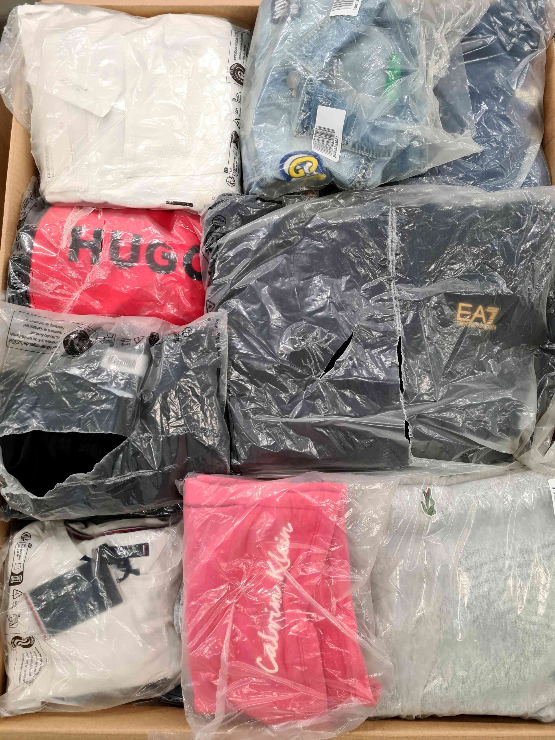 D1205 3 The photo shows a package with clothing in the category D.