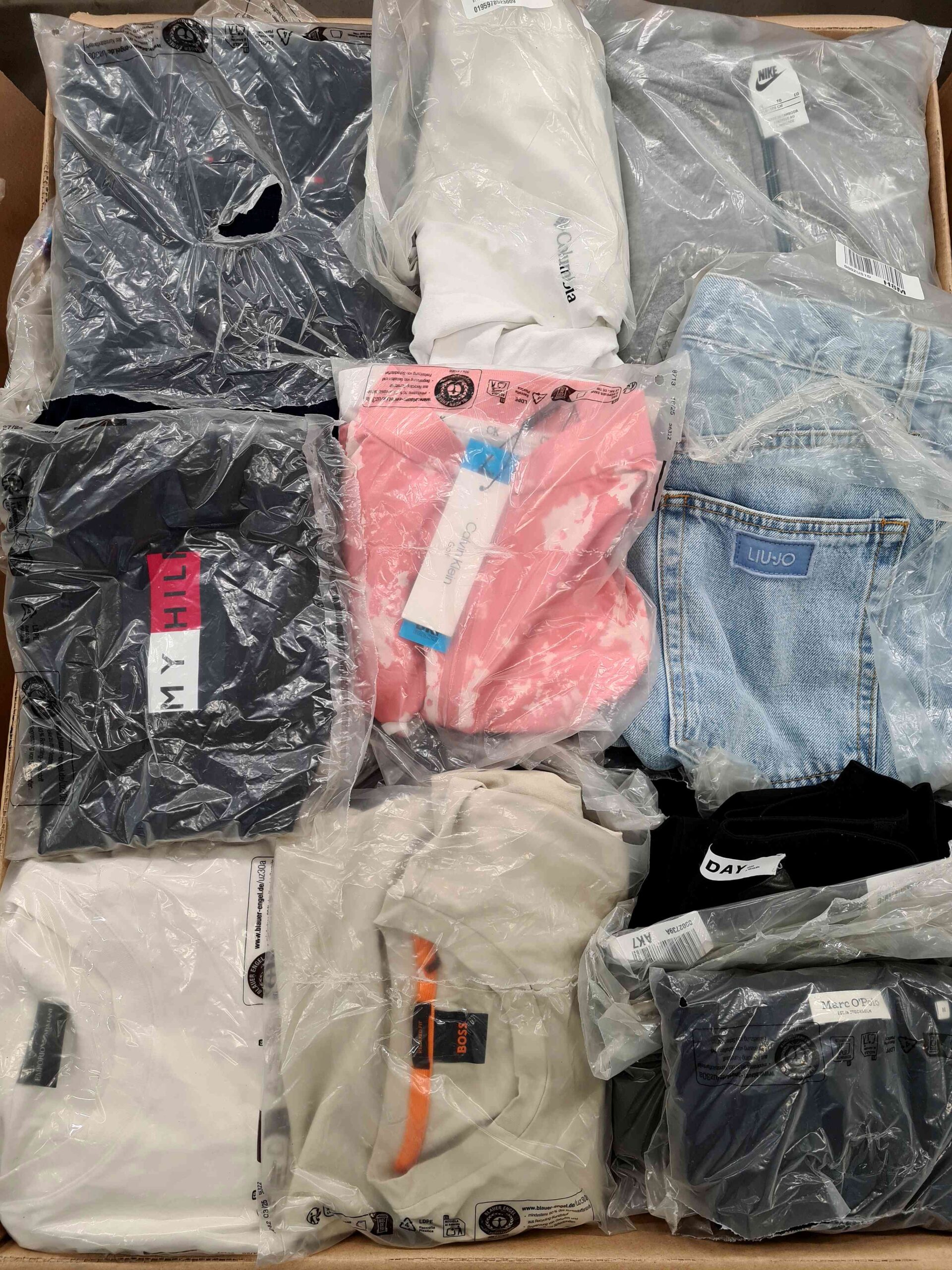 D1210 3 The photo shows a package with clothing in the category D.