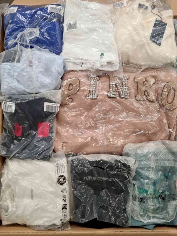 The photo shows a package with clothing in the category D.