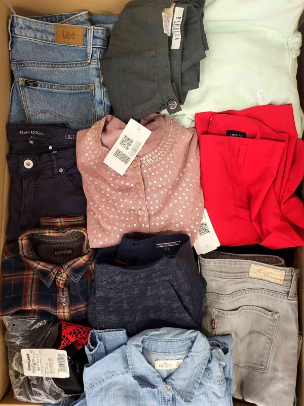 The photo shows a package with clothing in the category U.