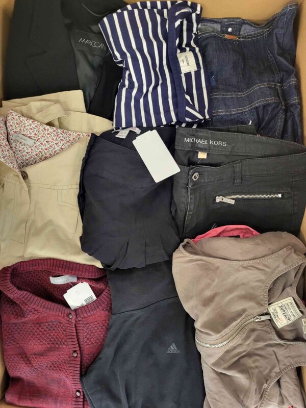 The photo shows a package with clothing in the category U.