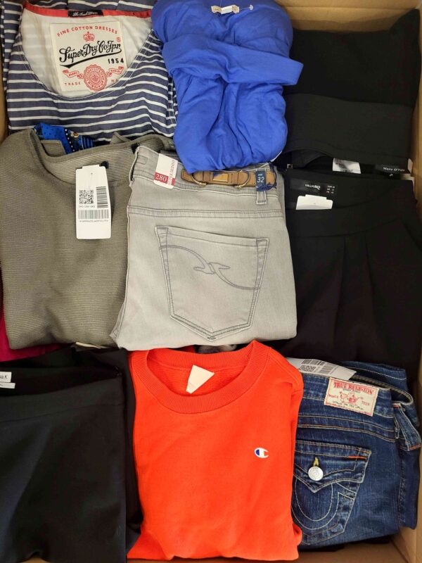 The photo shows a package with clothing in the category U.