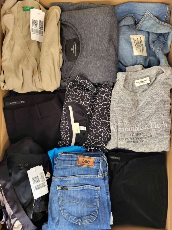 The photo shows a package with clothing in the category U.