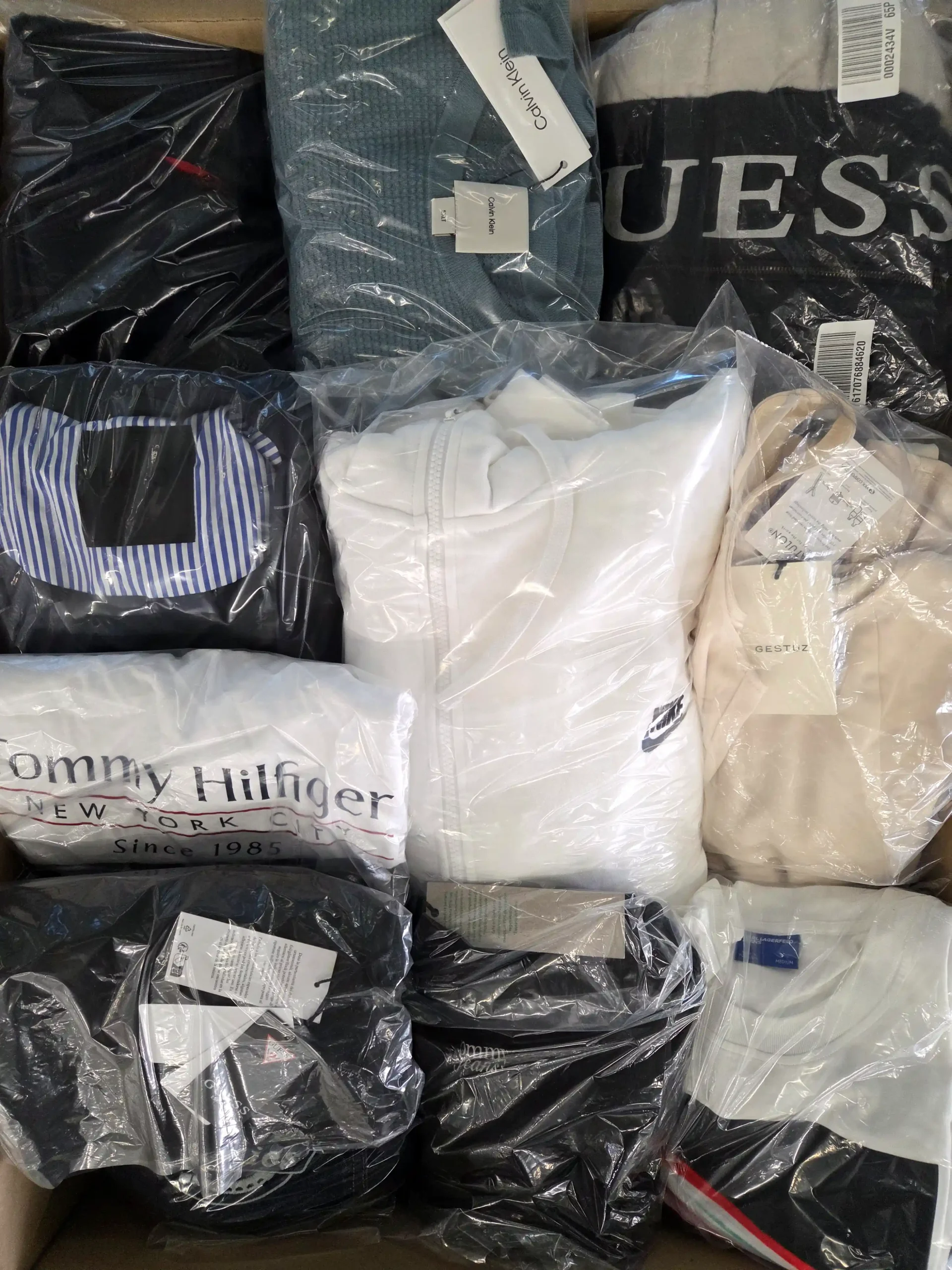 The photo shows a package with clothing in the category C.