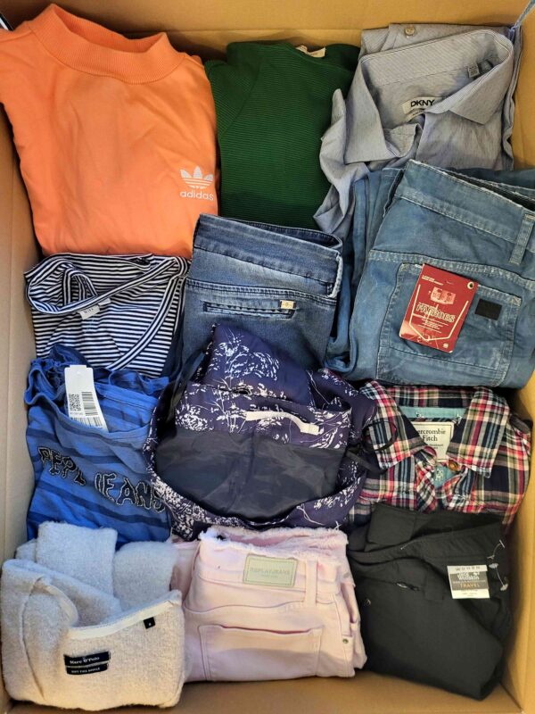 The photo shows a package with clothing in the category U.