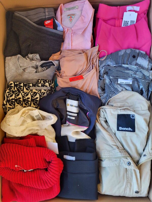 The photo shows a package with clothing in the category U.