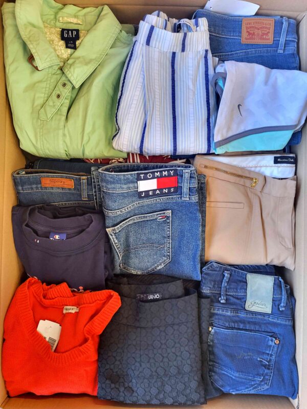 The photo shows a package with clothing in the category U.