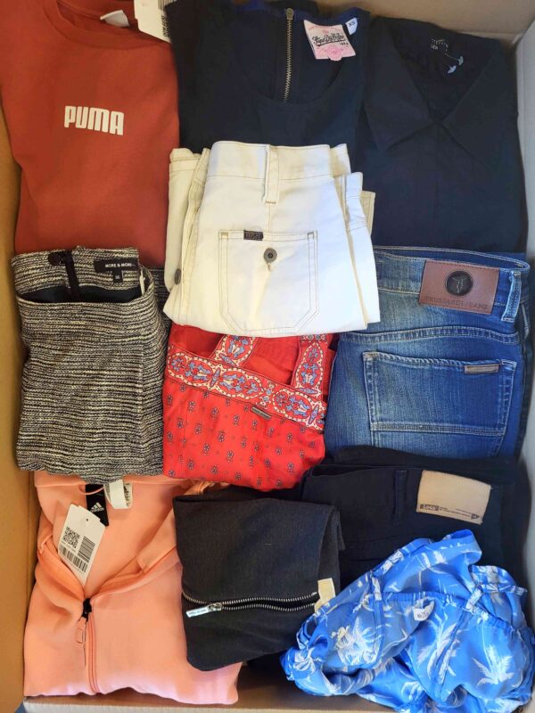The photo shows a package with clothing in the category U.