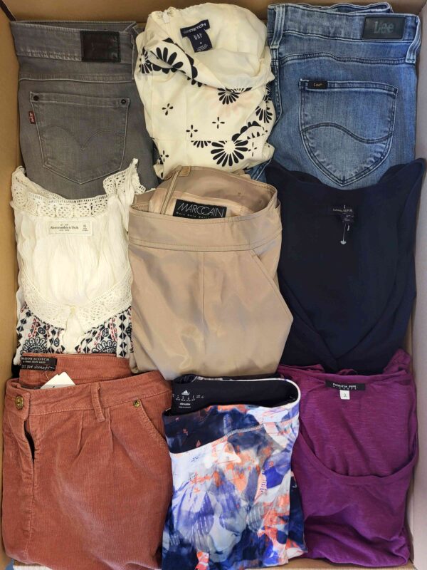 The photo shows a package with clothing in the category U.