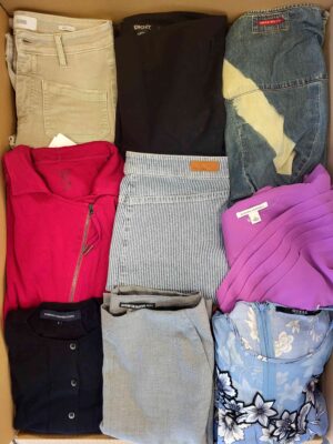 The photo shows a package with clothing in the category U.