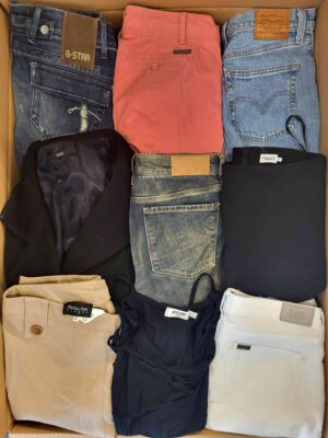 The photo shows a package with clothing in the category U.