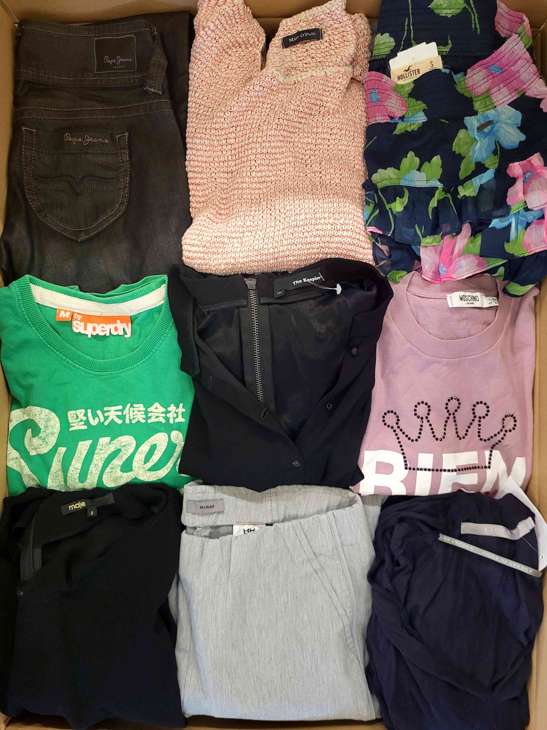 The photo shows a package with clothing in the category U.