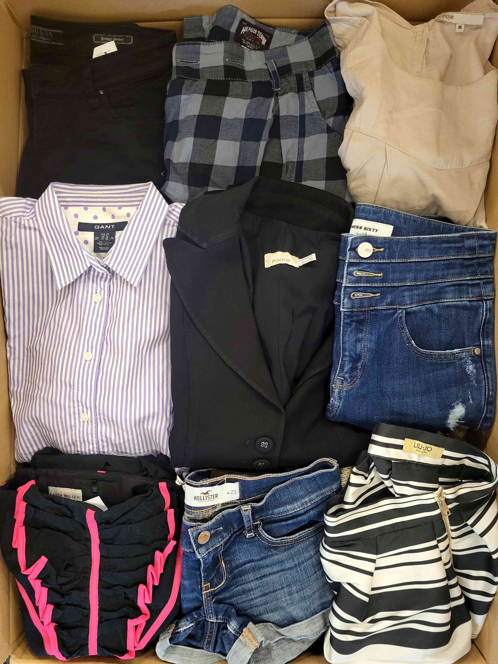 The photo shows a package with clothing in the category U.