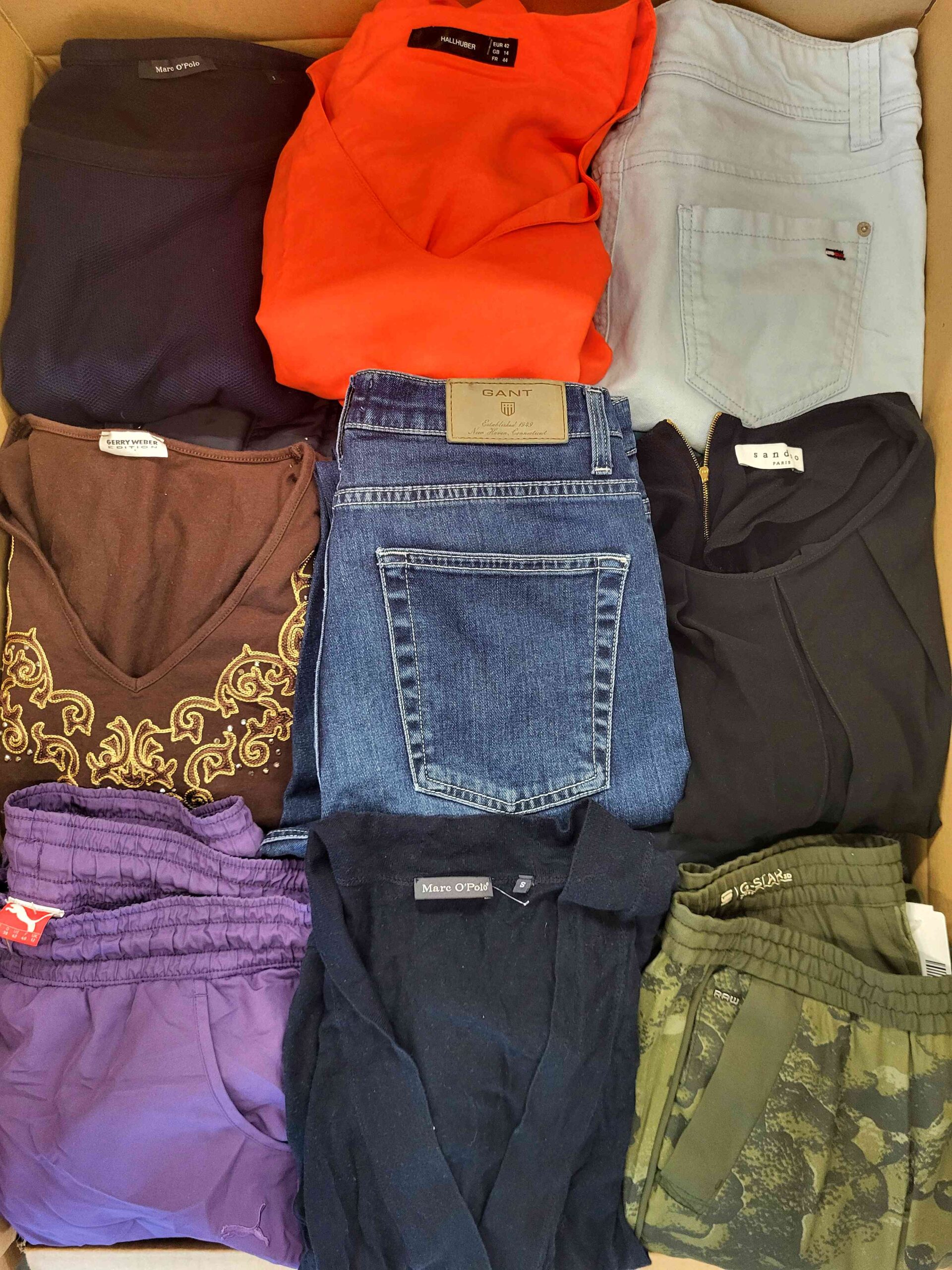 The photo shows a package with clothing in the category U.