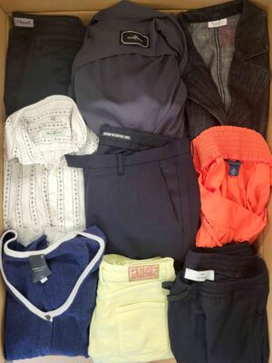 The photo shows a package with clothing in the category U.