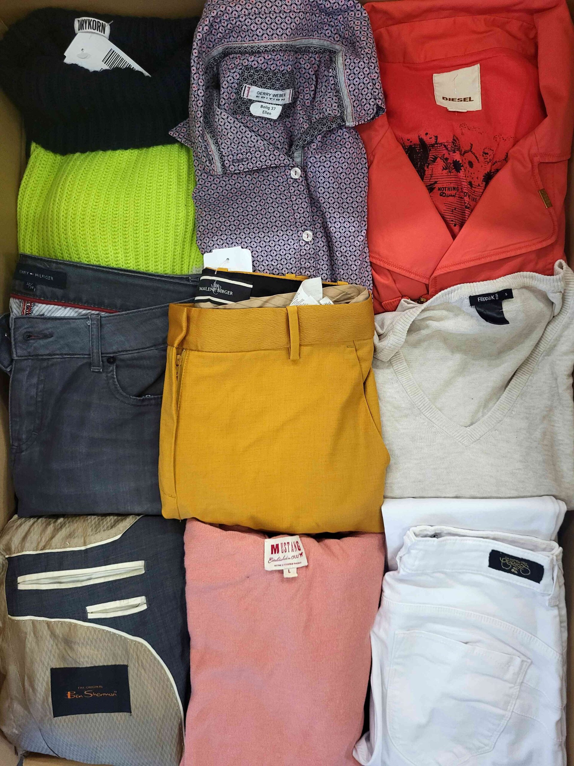 The photo shows a package with clothing in the category U.