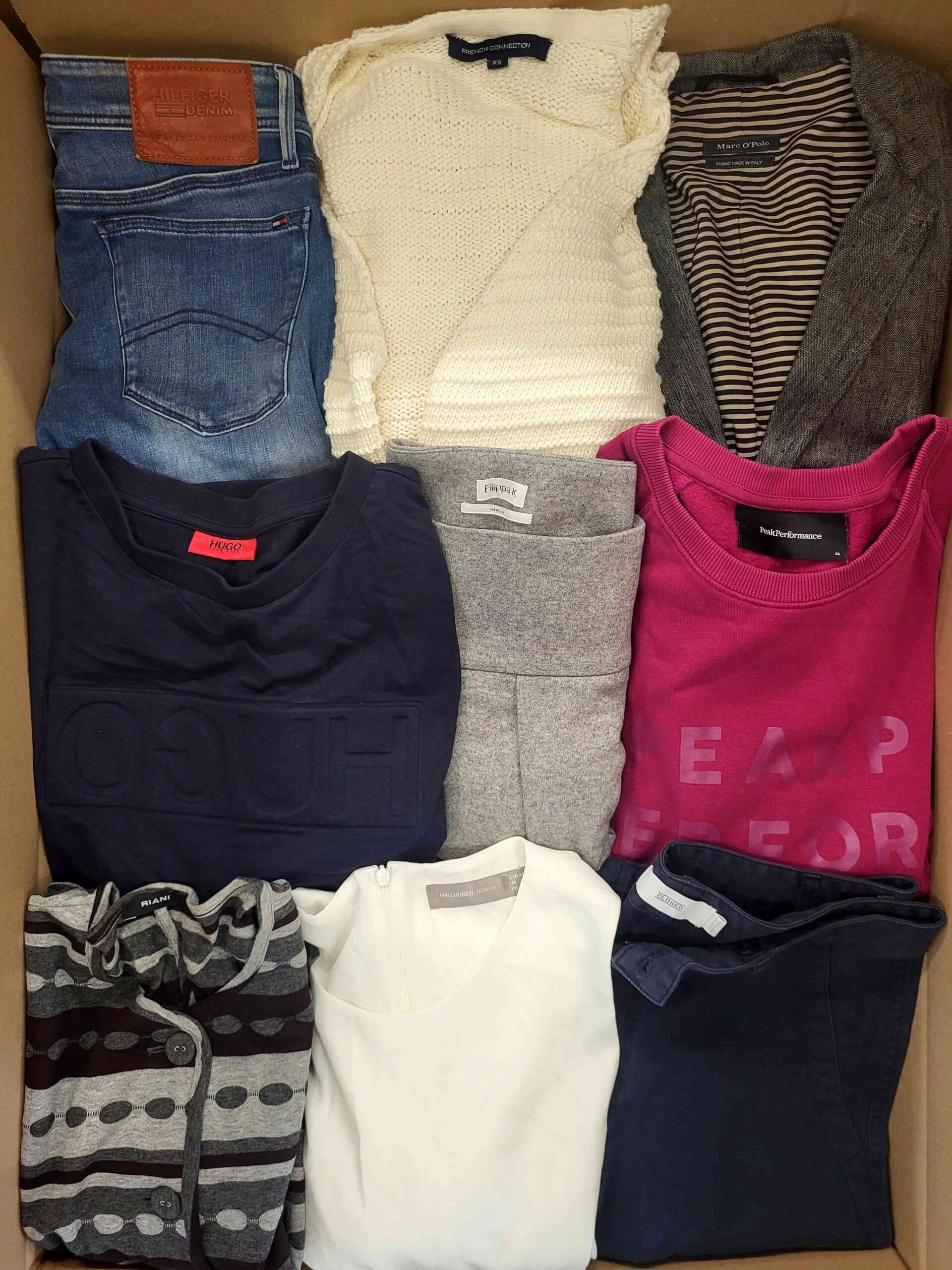 The photo shows a package with clothing in the category U.